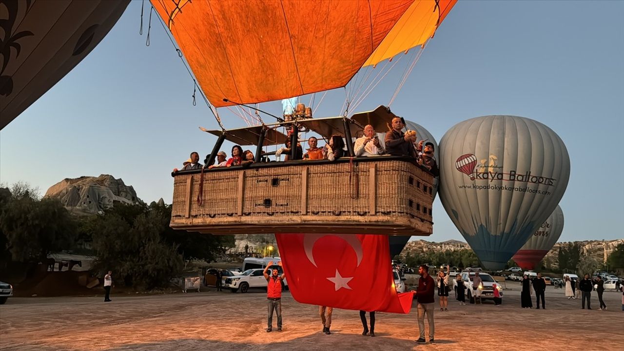 Kapadokya'da Bağımsızlık Temalı Balon Uçuşları