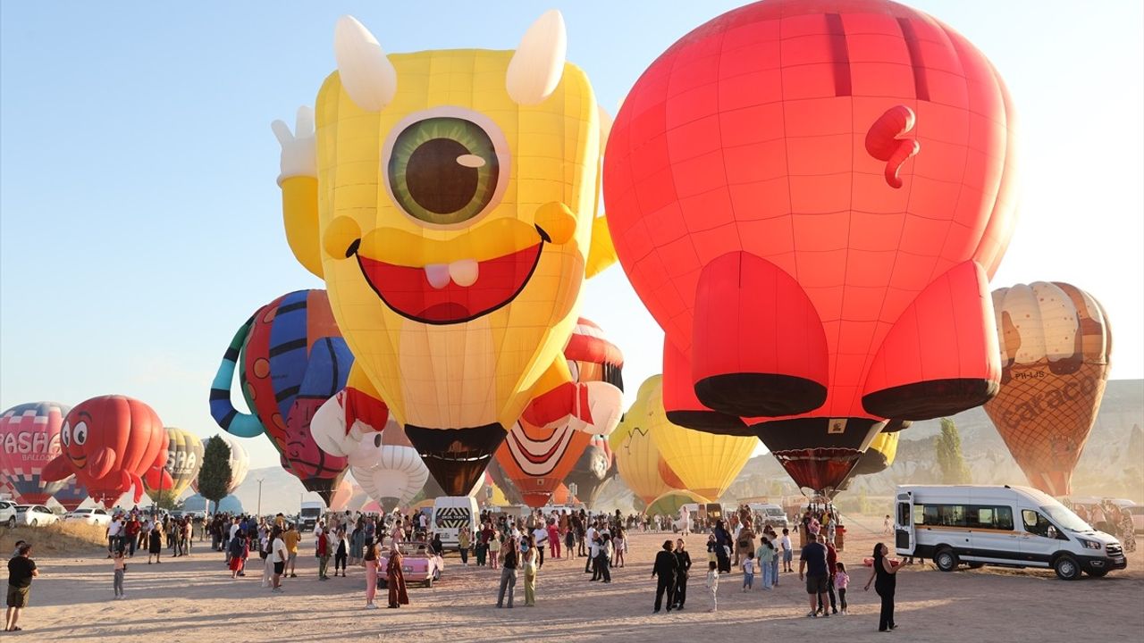 Kapadokya'da Renkli Sıcak Hava Balonları Gökyüzünü Şenlendirdi