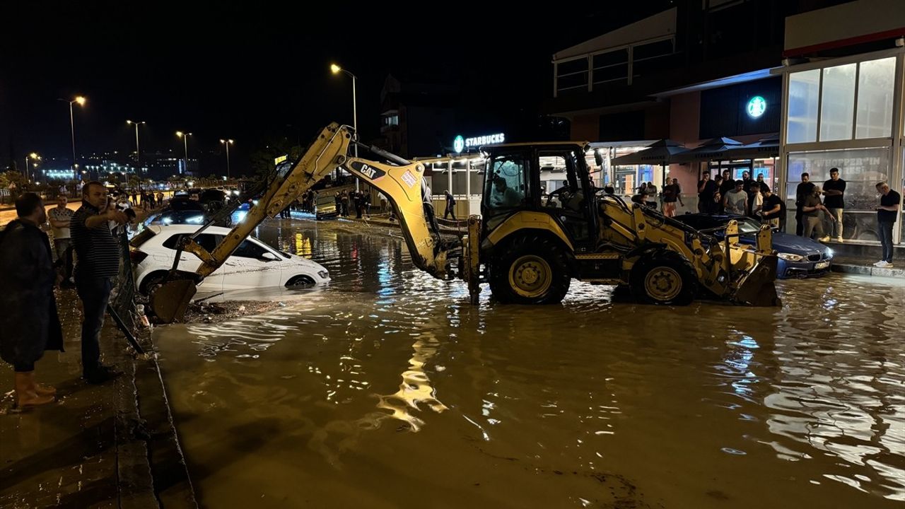 Karabük'te Sağanak Yağış Hayatı Olumsuz Etkiledi