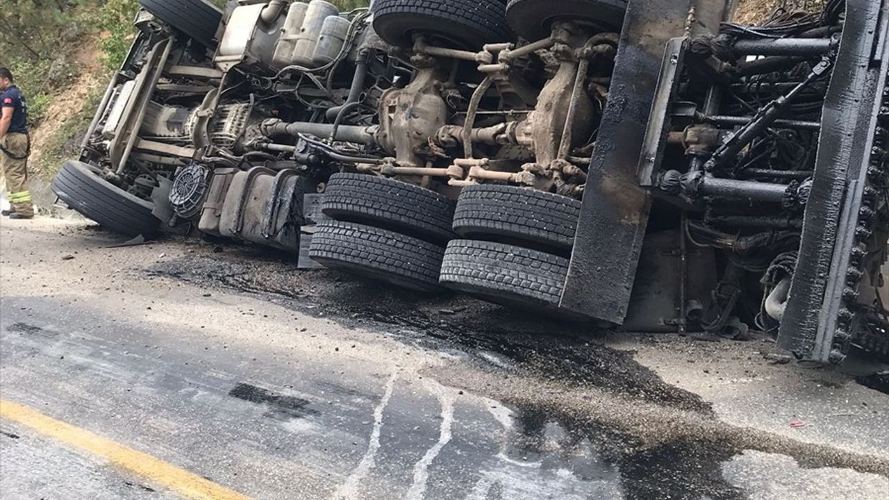 Karabük'te Zift Yüklü Kamyonun Devrilmesi Sonucu 3 Yaralı