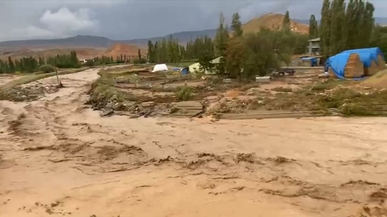 Kars'ta Sel Felaketi: Meyve Bahçeleri Zarar Gördü
