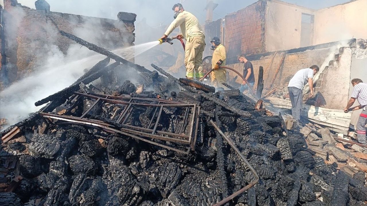 Kastamonu'da Yangın: 3 Ev Yandı, 17 Yaşındaki Genç Aranıyor