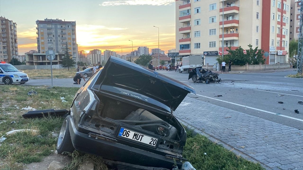 Kayseri'de Korkunç Kaza: İki Otomobil Çarpıştı, Bir Araç İkiye Ayrıldı
