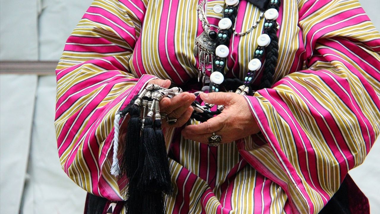 Kırgız Kadınlarının Geleneksel Eleçek Geleneği