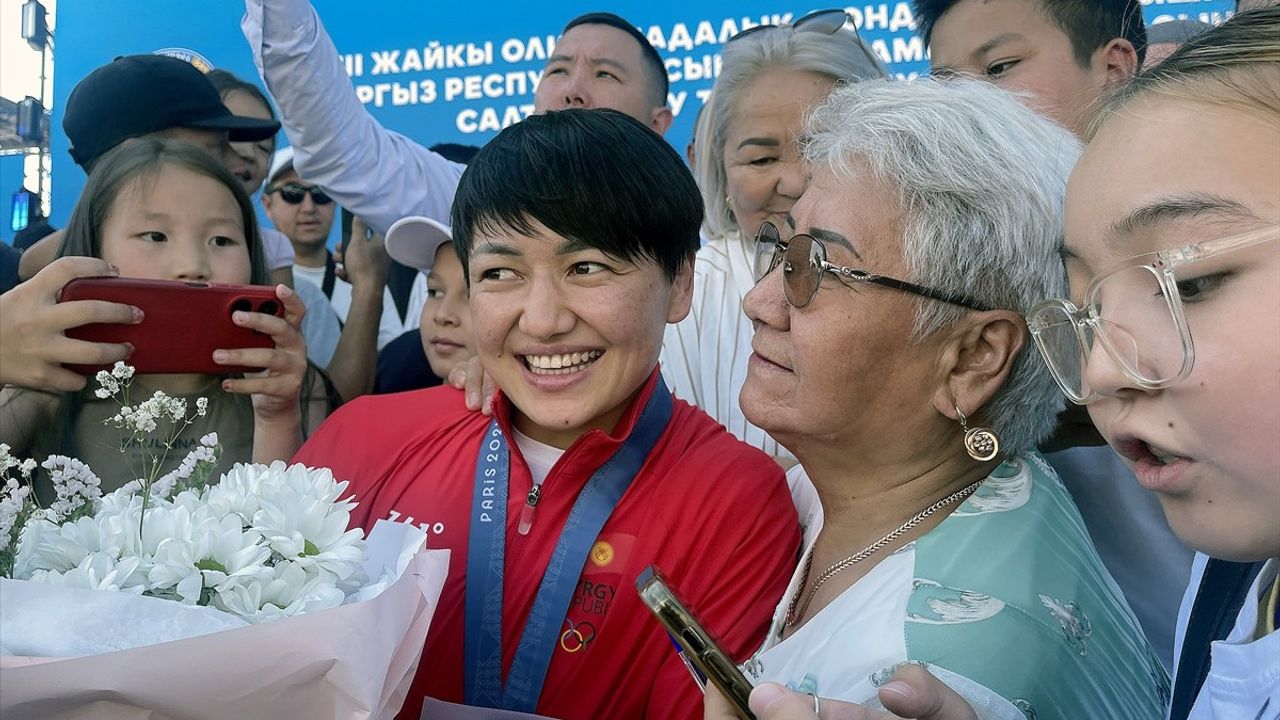 Kırgızistan Cumhurbaşkanı Caparov, Paris Olimpiyatları'ndan Dönen Milli Takımı Kutladı