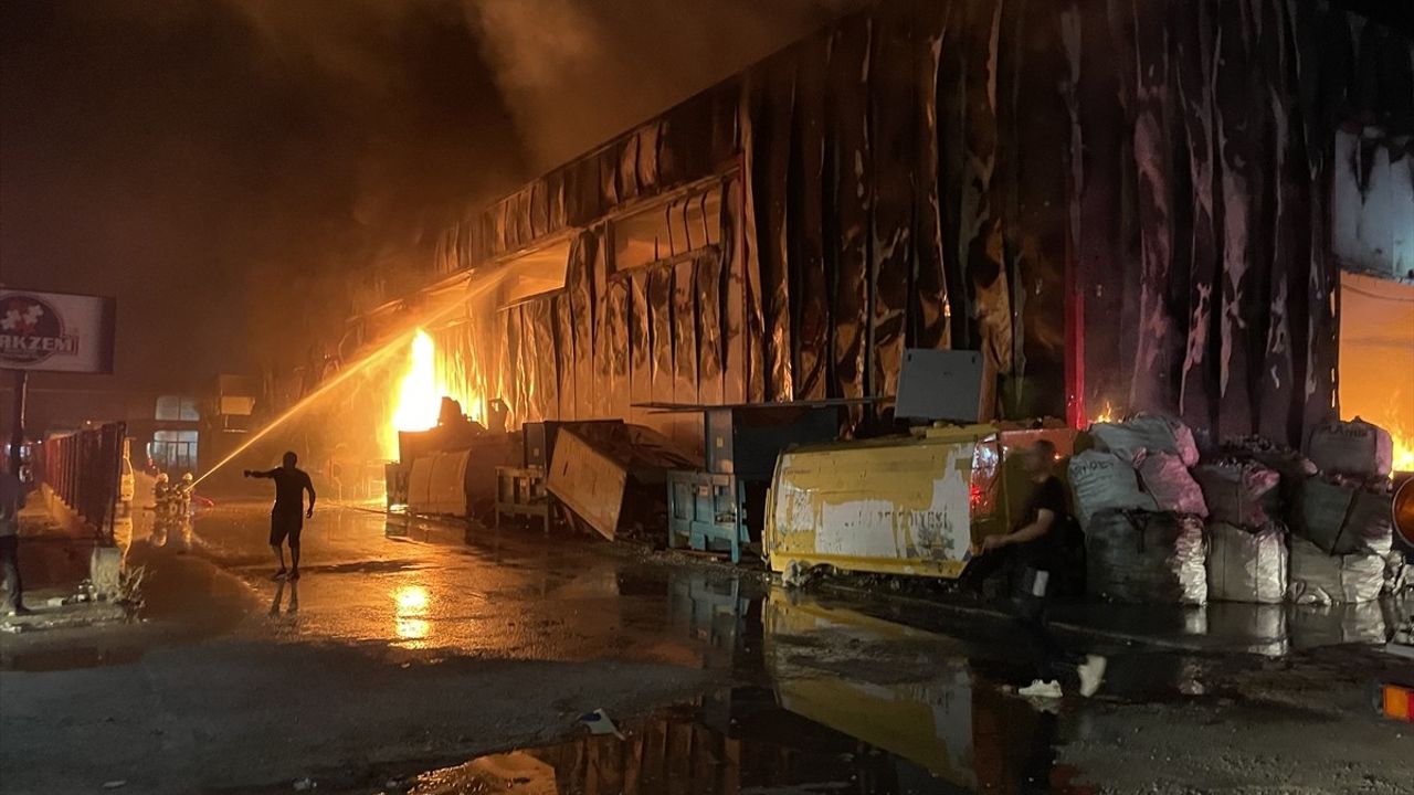 Konya'da Geri Dönüşüm Fabrikasında Yangın Kontrol Altına Alındı