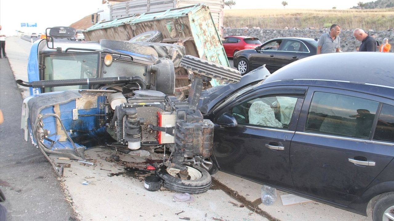 Konya'da Otomobil ile Traktör Çarpıştı: Bir Kişi Hayatını Kaybetti
