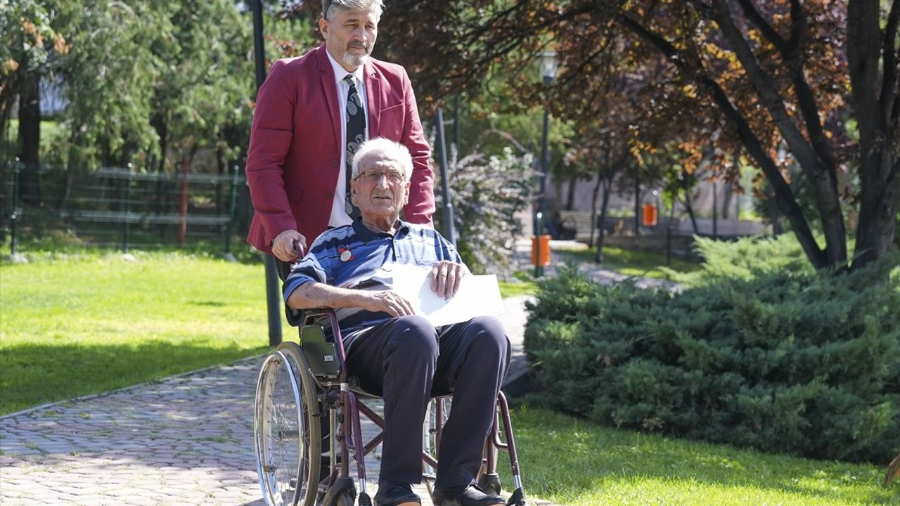 Kurtuluş Savaşı Gazisi Veysel Düzcan'ın İstiklal Madalyası Oğluna Verildi