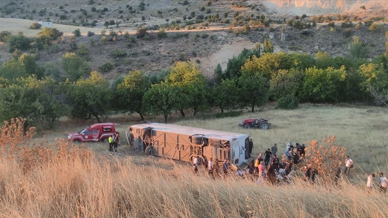 Malatya'da Yolcu Otobüsü Devrildi: 11 Yaralı