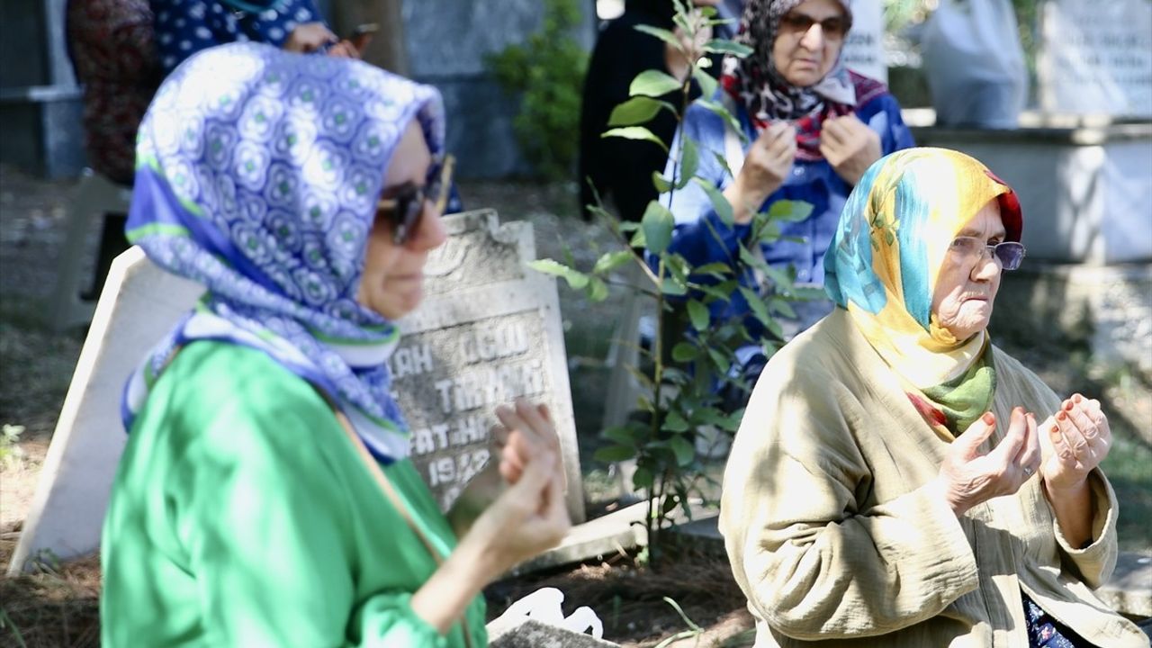 Marmara Depremi'nde Hayatını Kaybedenler Anıldı: 25. Yıl Dönümü Törenleri