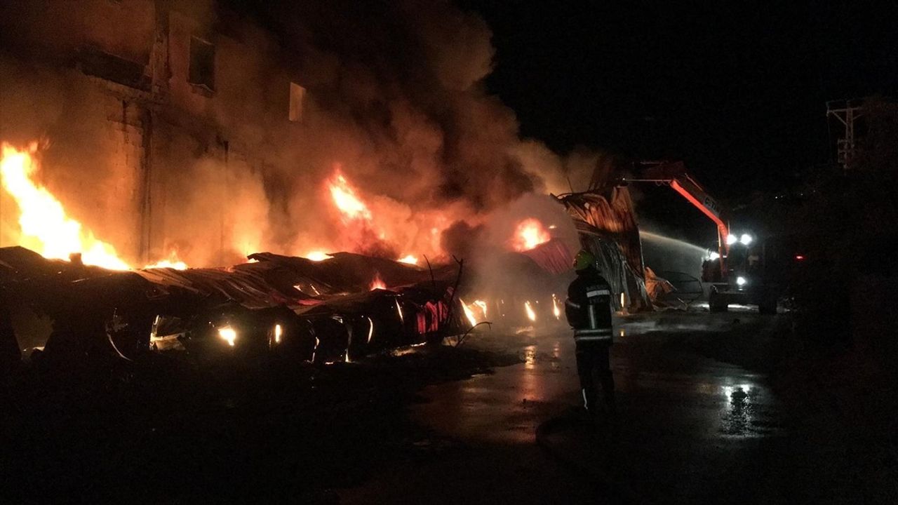 Mersin'deki Narenciye Paketleme Tesisinde Yangın Kontrol Altına Alındı