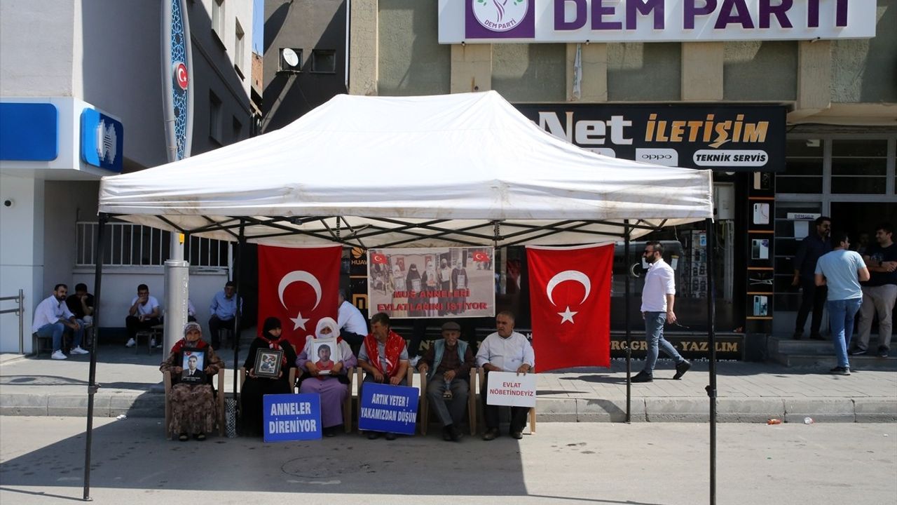 Muşlu Aileler, DEM Partisi Önünde Eylemlerine Devam Ediyor