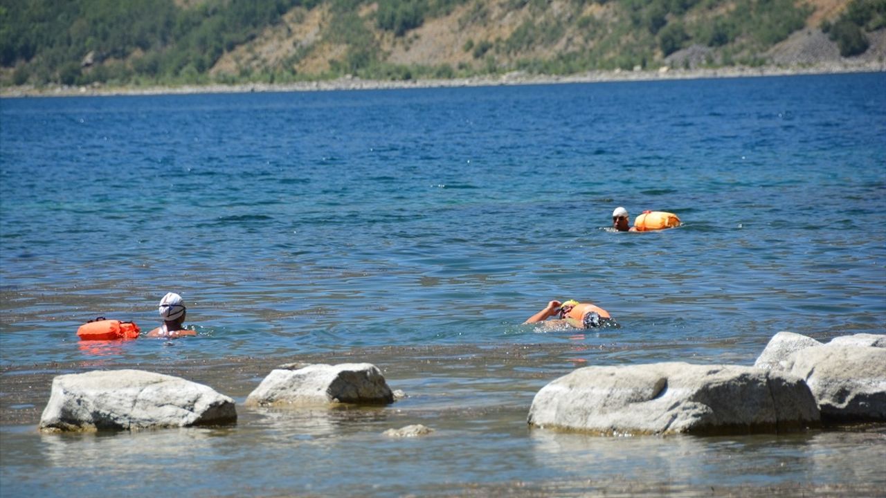Nemrut Krater Gölü'nde Yüzme Etkinliği