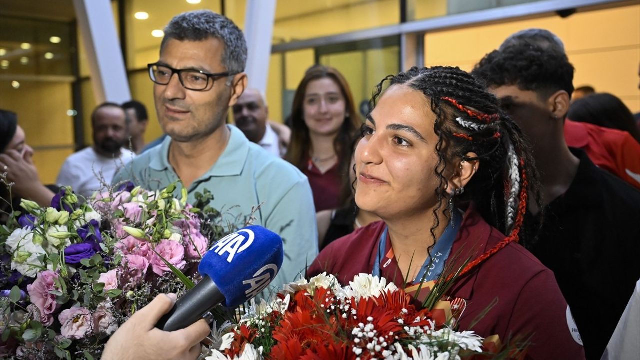 Olimpiyat İkincisi Şevval İlayda Tarhan, Ankara'ya Döndü