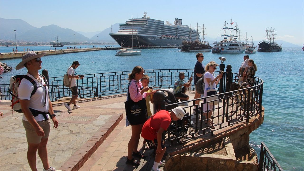 Oosterdam Kruvaziyeri Alanya Limanı'na Demir Attı