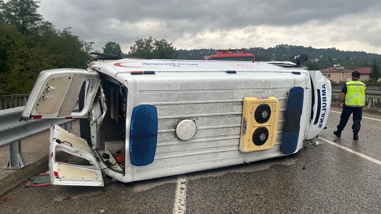 Ordu'da Ambulans Devrilmesi: 4 Yaralı