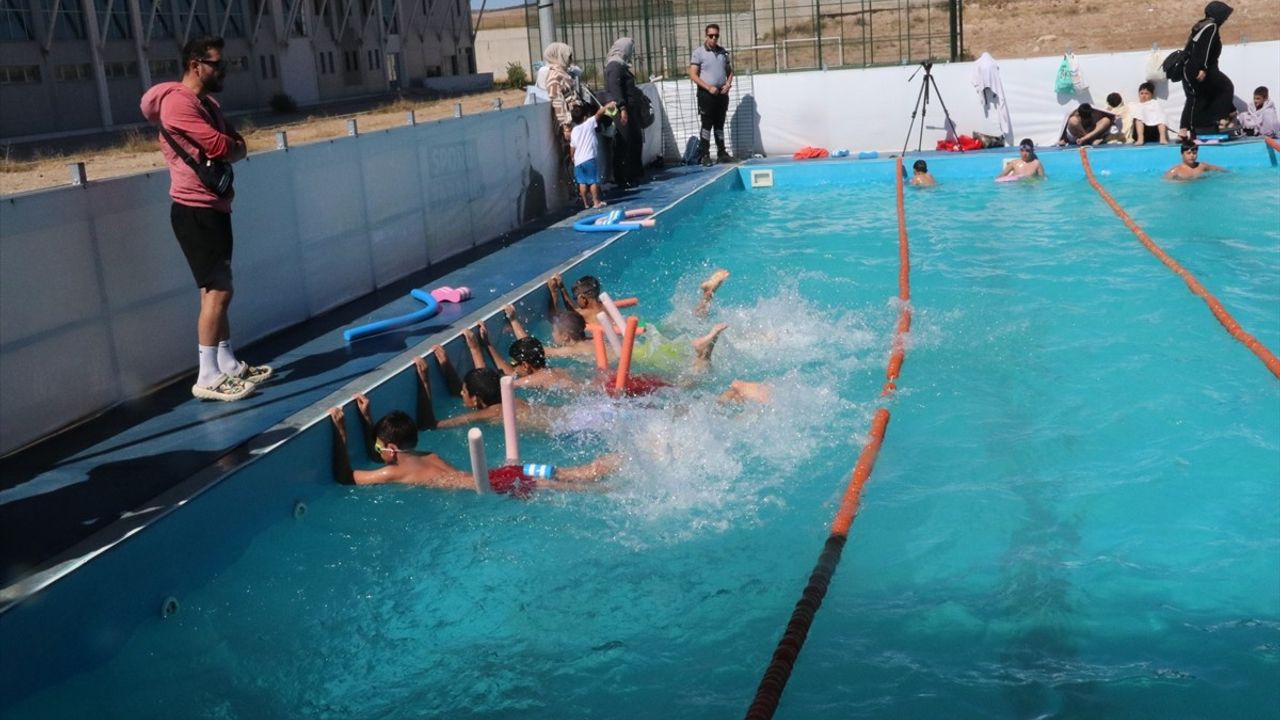 Özel Çocuklar Yüzmeye Devam Ediyor