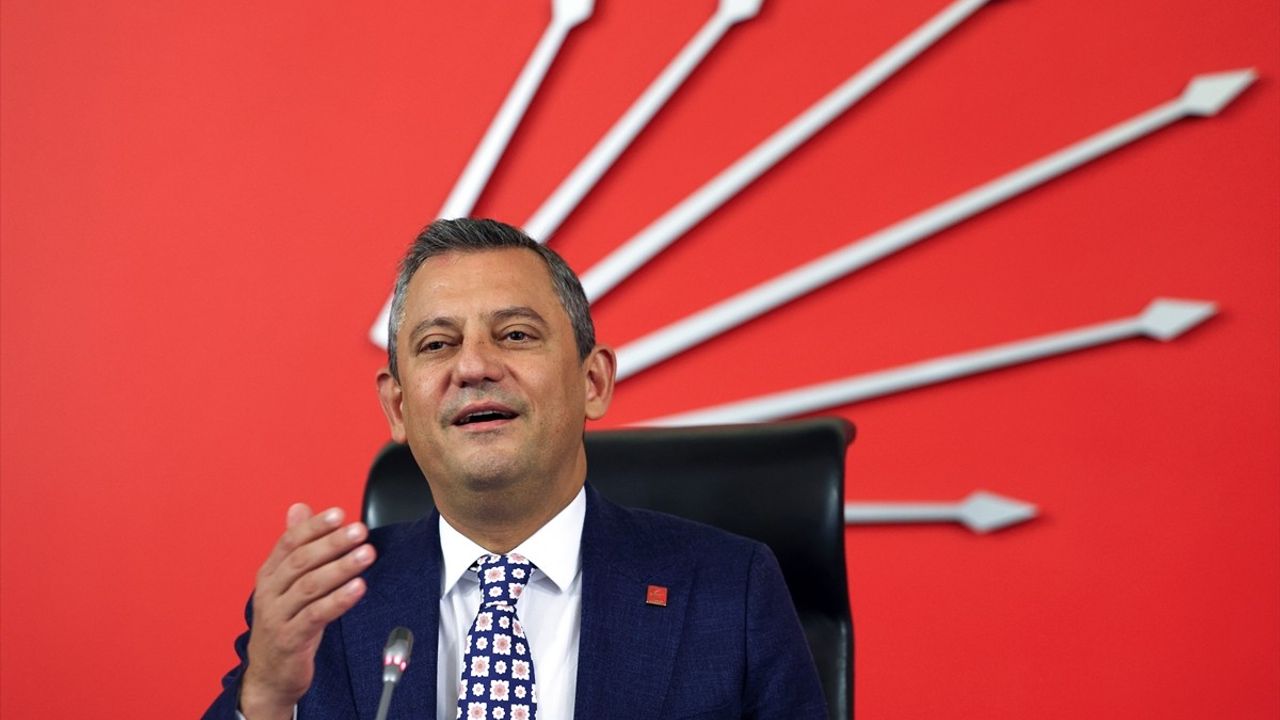 Özgür Özel'den Kadın Kolları Yönetimine Destek Ziyareti