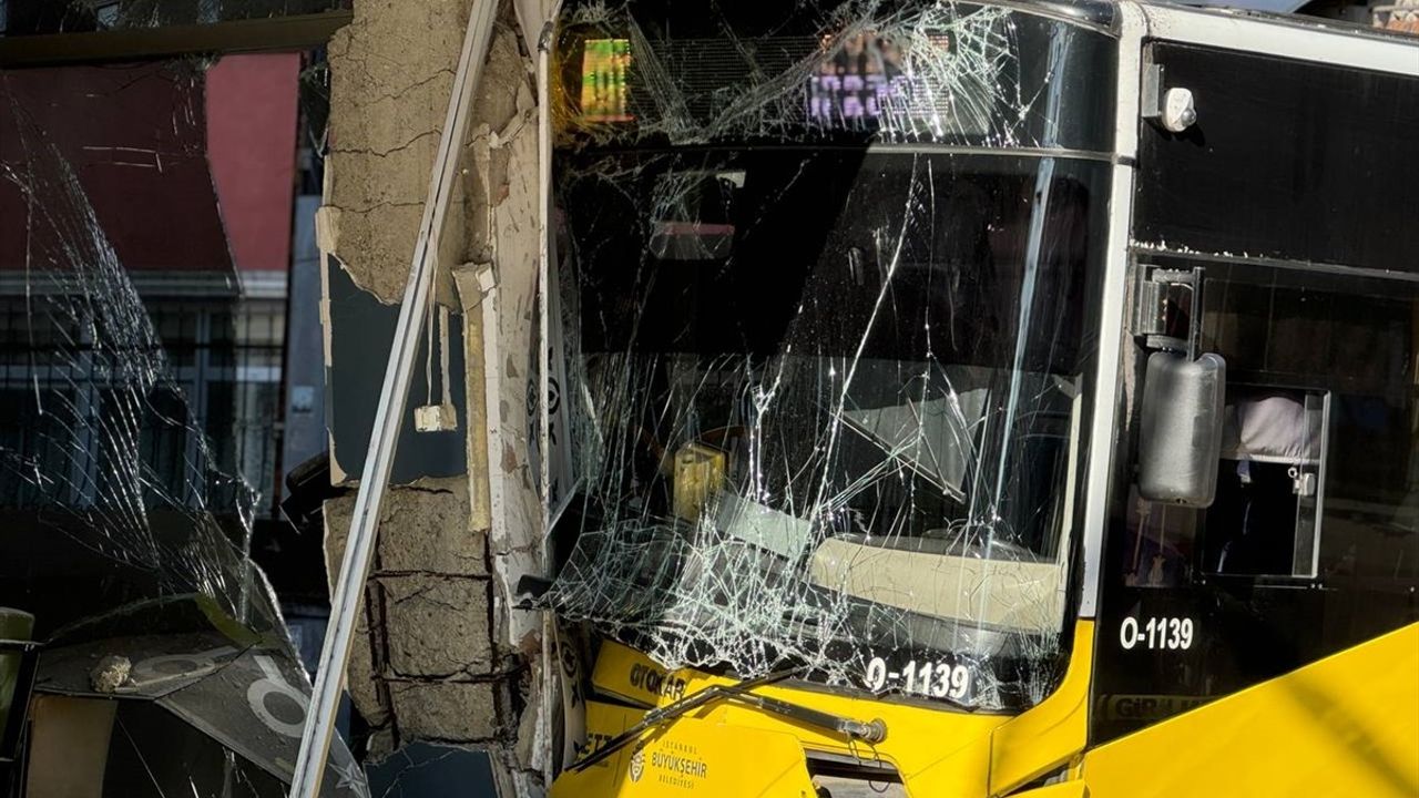 Pendik'te İETT Otobüsü Kazası: 6 Yolcu Yaralandı