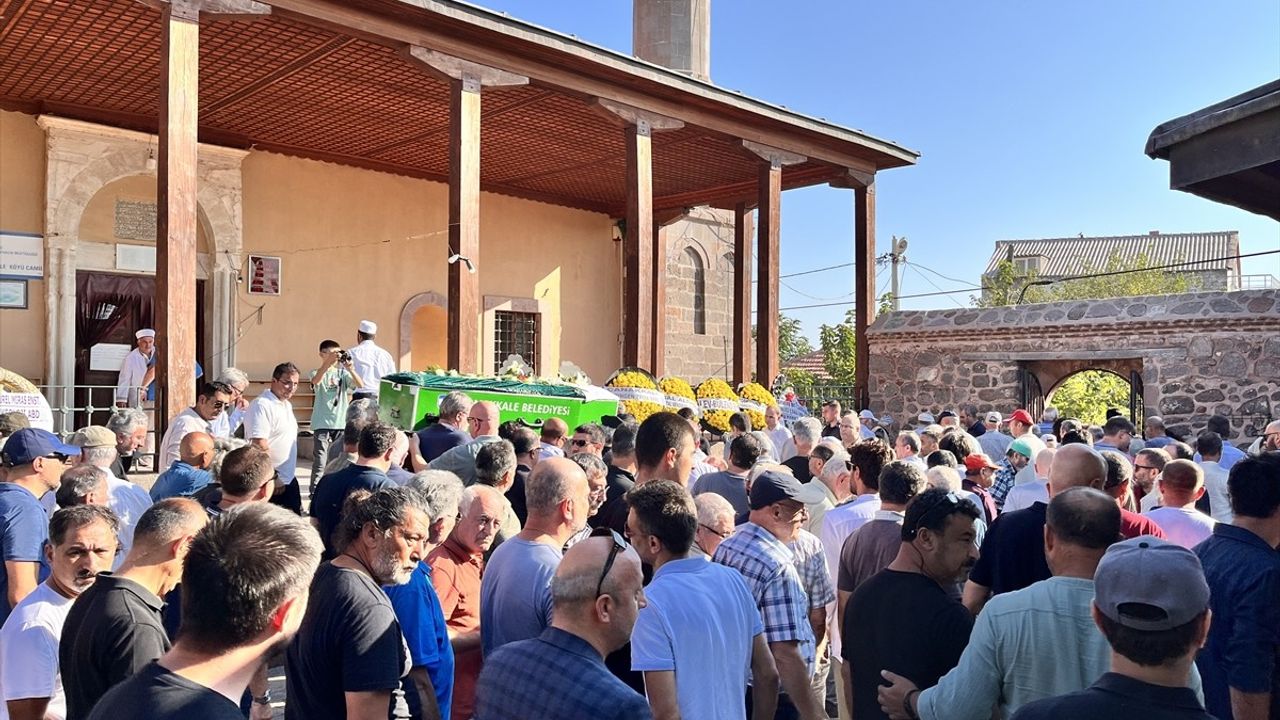 Prof. Dr. Ahmet Coşkun Özgünel'in Cenazesi Çanakkale'de Toprağa Verildi