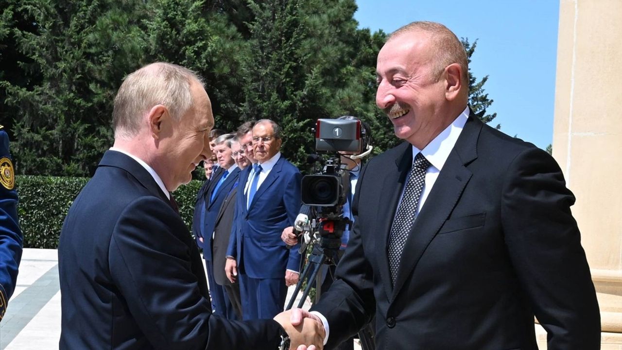 Putin ve Aliyev Bakü'de İkili Görüşme Gerçekleştirdi