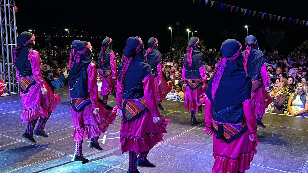 Rize'de En Hızlı Çay İçme Yarışması Düzenlendi