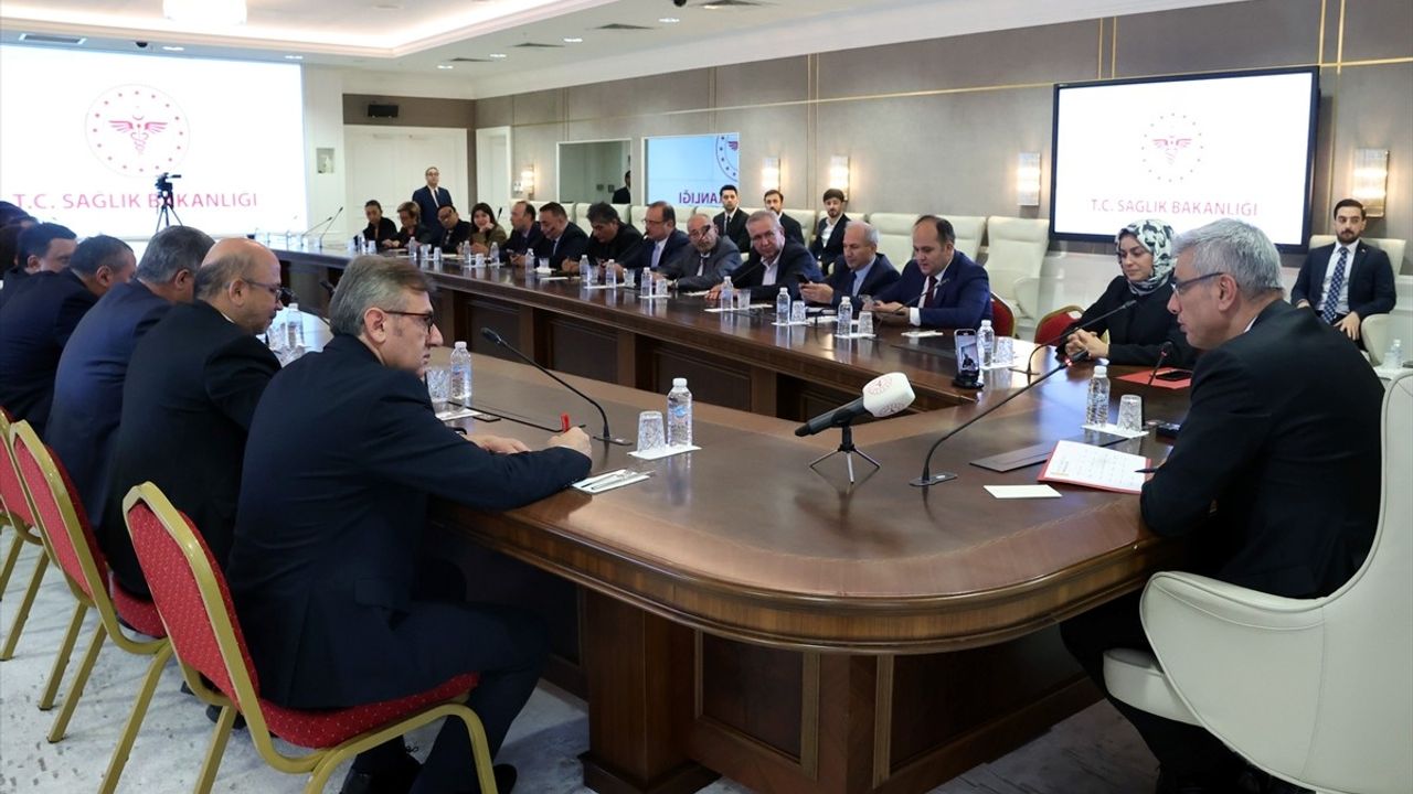Sağlık Bakanı Memişoğlu, Medya Temsilcileriyle Sağlık Gelişmelerini Değerlendirdi