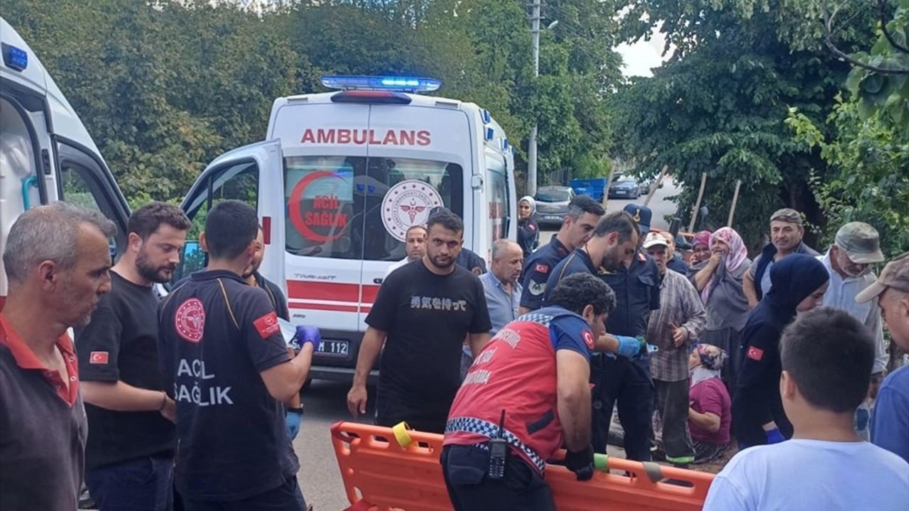Sakarya'da Tarım Aracı Devrildi: 10 Yaralı