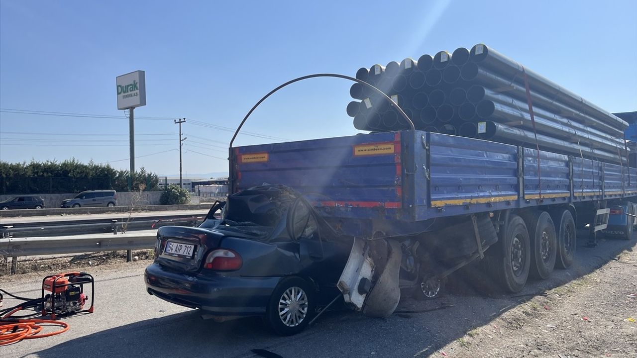 Sakarya'da Trafik Kazası: Park Halindeki Tıra Çarpan Sürücü Hayatını Kaybetti