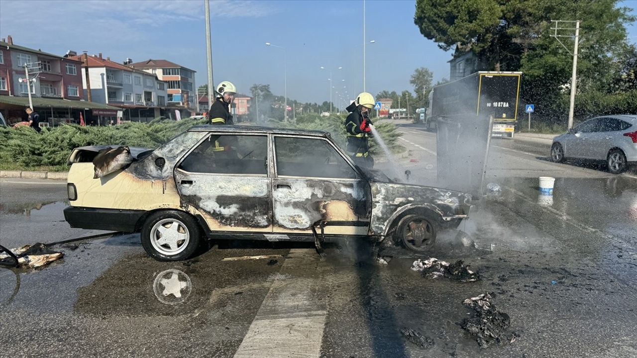 Samsun'da Seyir Halindeyken Yanan Otomobil Kullanılamaz Hale Geldi