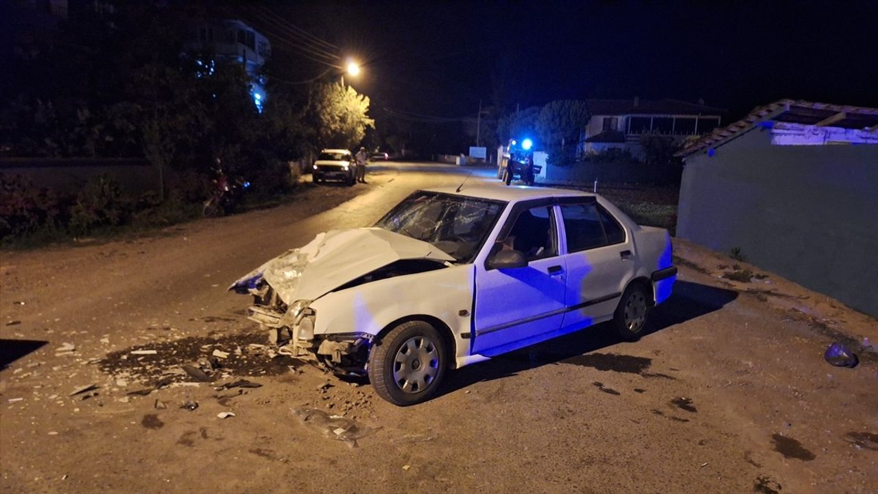 Samsun'da Traktöre Çarpan Otomobilde Dört Yaralı