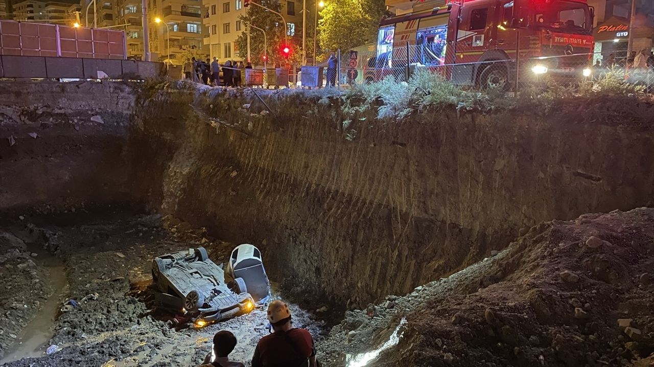 Şanlıurfa'da İnşaat Temeline Düşen Otomobil 3 Yaralı