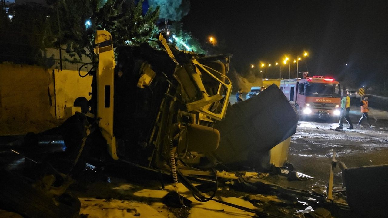 Siirt'te Sulama Tankeri Devrildi: 2 Yaralı