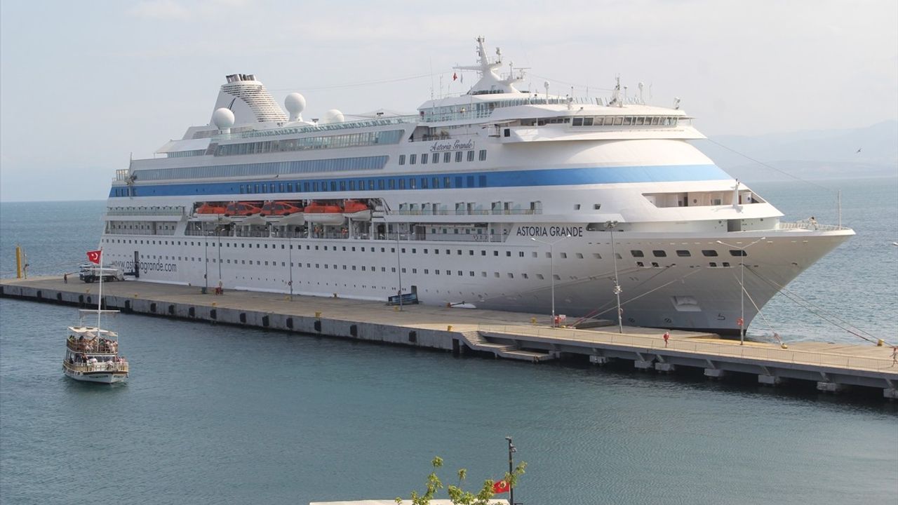 Sinop, Kruvaziyer Turizmiyle Yerli ve Yabancı Misafirlerini Ağırlıyor