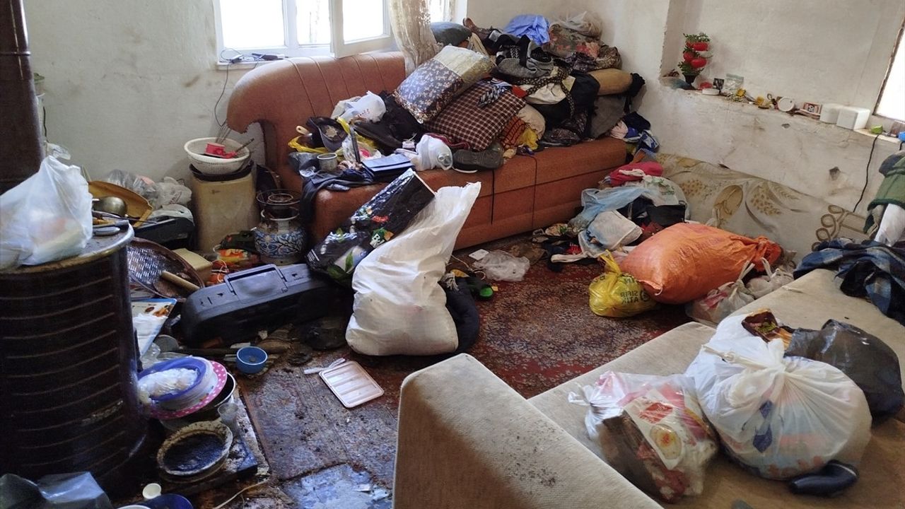 Sinop'ta Bir Evden 7 Kamyon Çöp Çıkartıldı