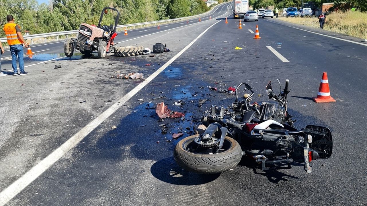 Sivas'ta Motosiklet ve Traktör Çarpıştı: 1 Ölü, 1 Yaralı