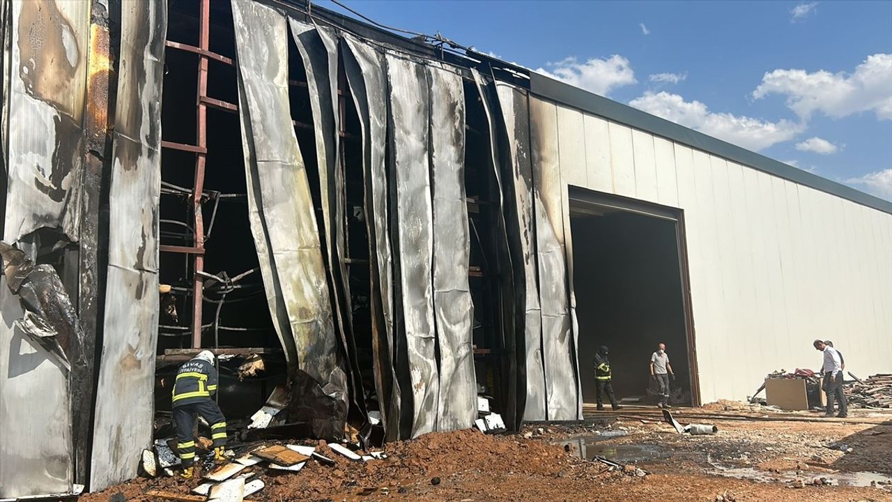 Sivas'taki Mobilya Fabrikasında Yangın: Hasar Oluştu