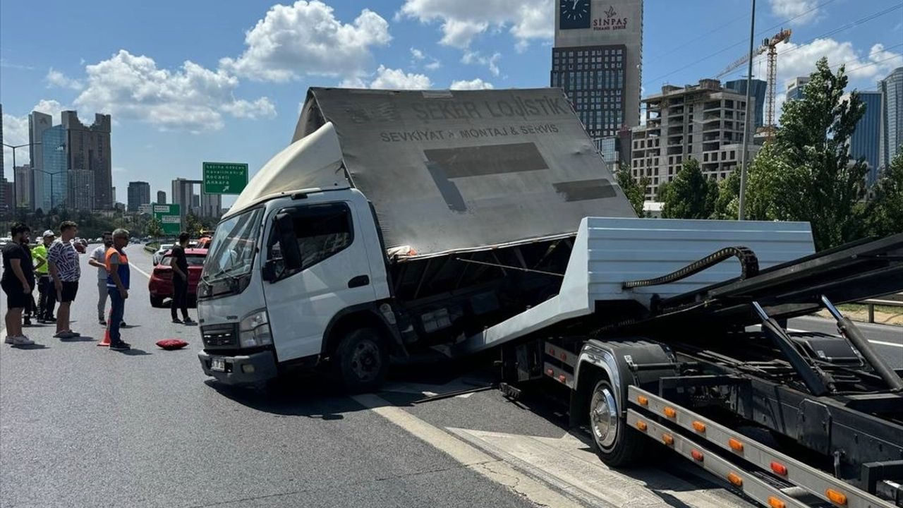 TEM Otoyolu'nda Tekstil Yüklü Kamyonetin Devrilmesi Trafik Sorununa Yolaçtı