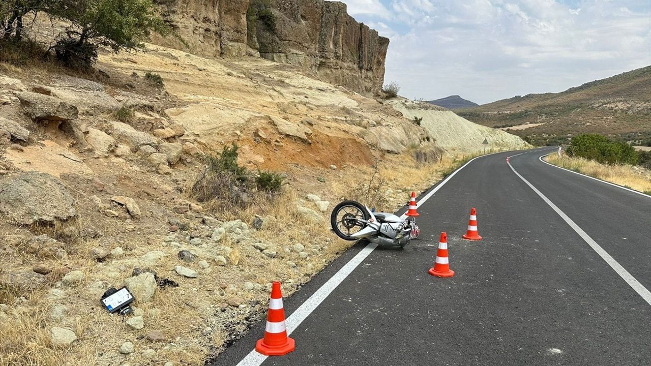 Uşak'ta Motosiklet Devrilmesi Sonucu İki Çocuk Hayatını Kaybetti