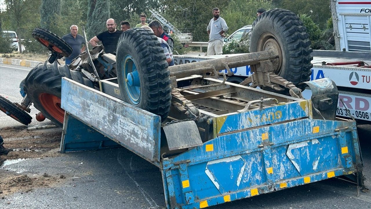 Uşak'ta Traktör ve Kamyonet Çarpıştı: 1 Ölü