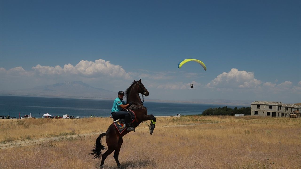 Van'da Yamaç Paraşütü Heyecanı