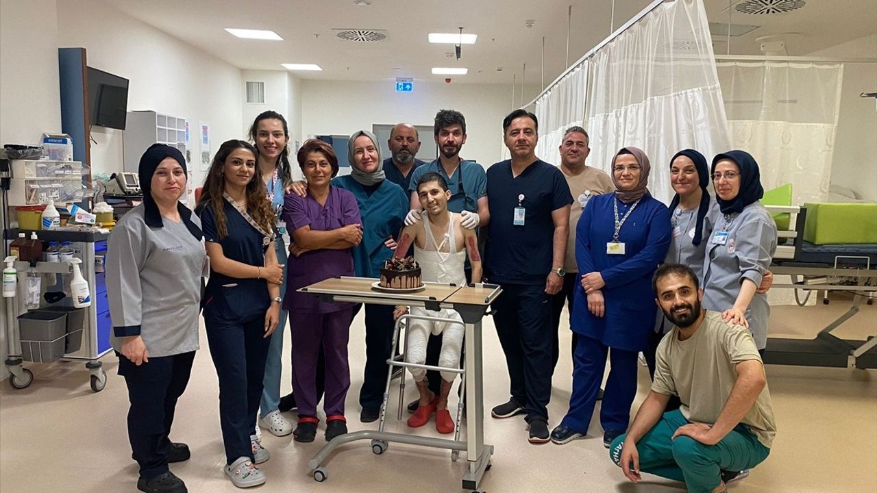 Yangında Yaralanan Genç Ameliyatlarla Hayata Döndü