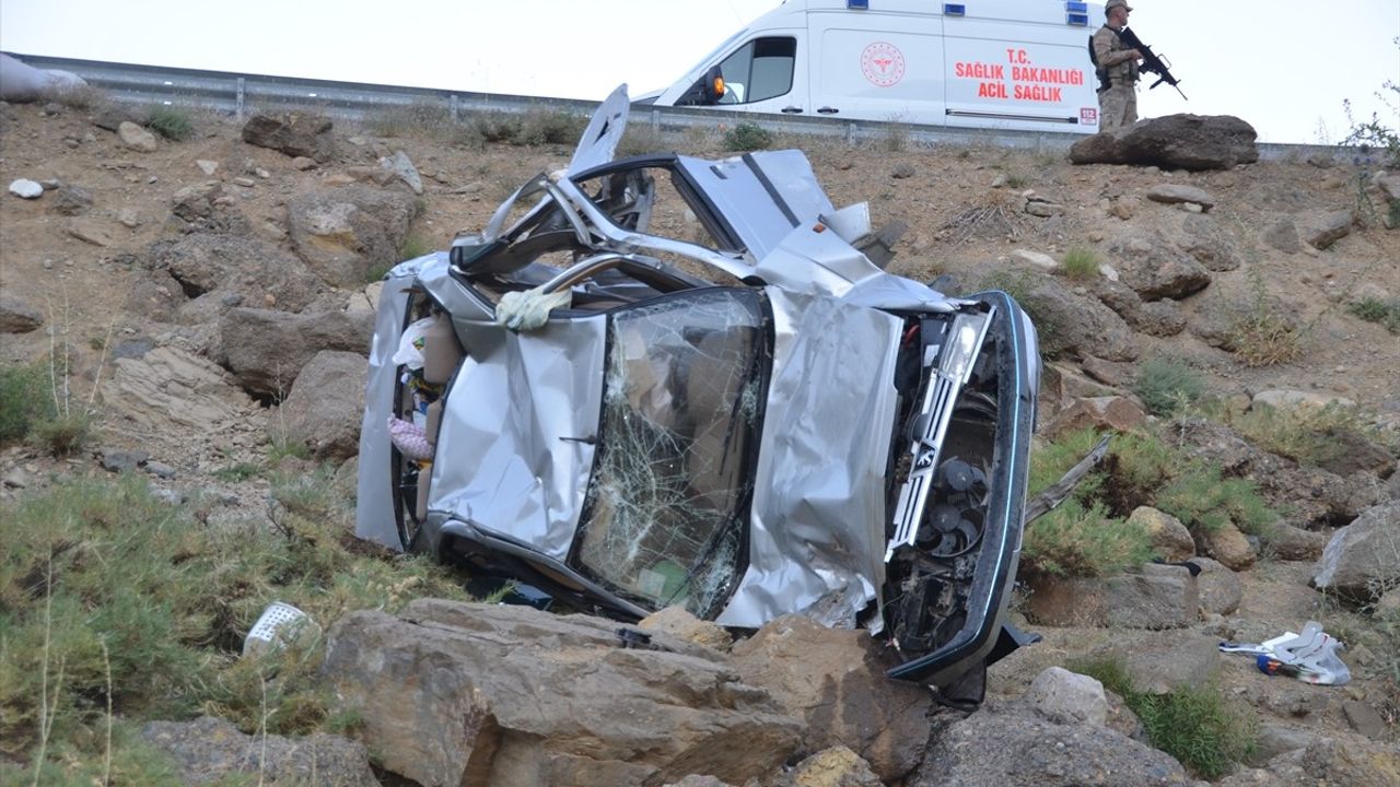 Yüksekova'da Trafik Kazası: 1 Ölü, 3 Yaralı