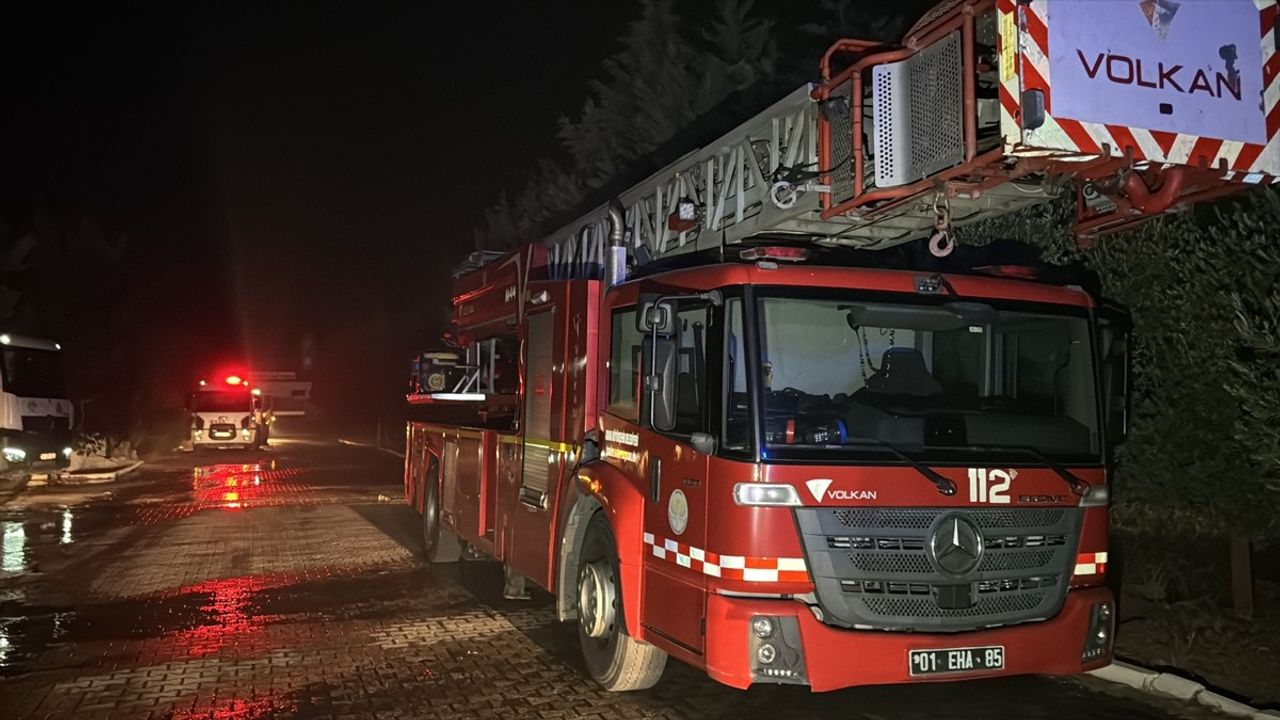 Adana'da Geri Dönüşüm Fabrikasında Yangın Kontrol Altına Alındı