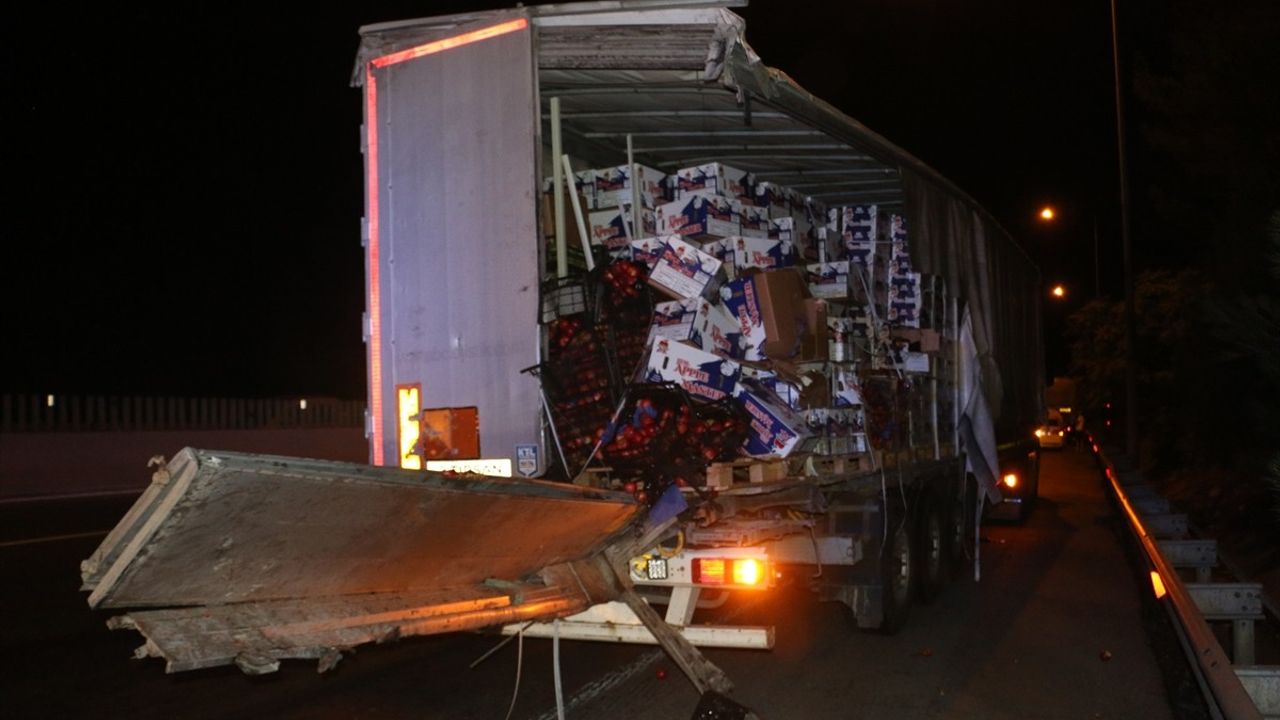 Adana'da Tır Kazası: Otoyolda Uzun Araç Kuyruğu Oluştu