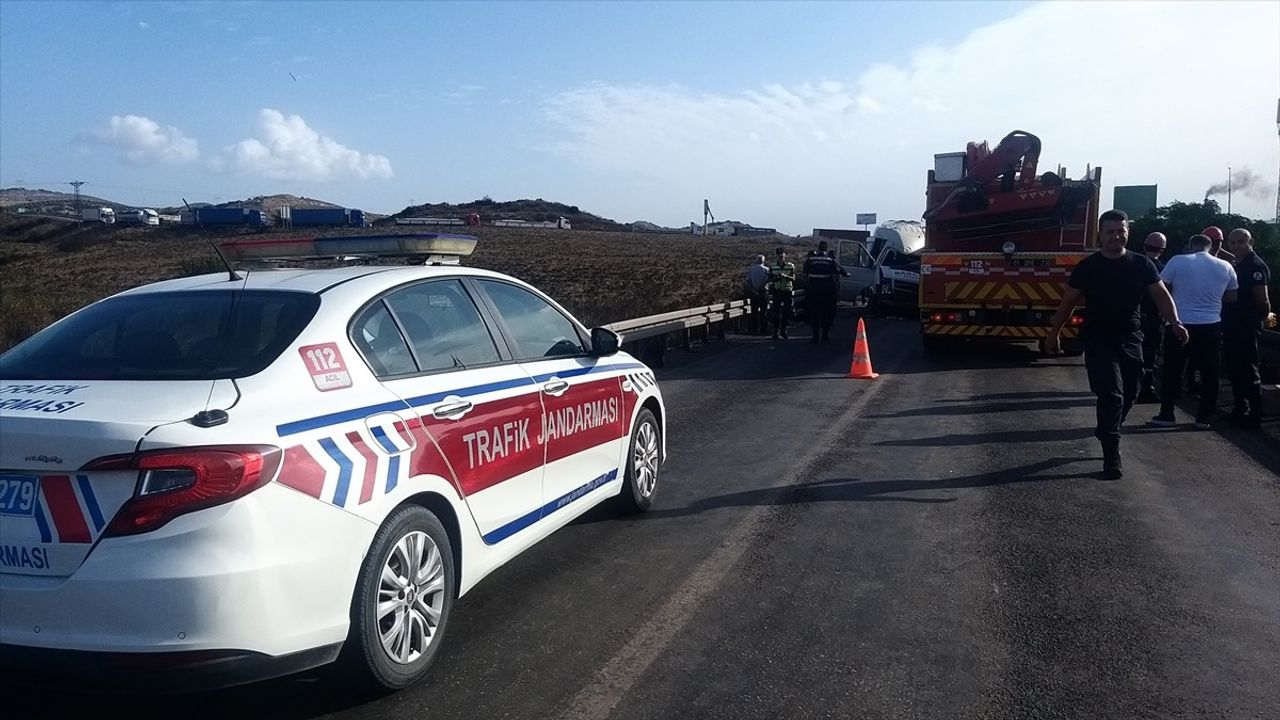 Adana'da Tır ve Servis Minibüsü Çarpıştı: 4 Ölü, 6 Yaralı