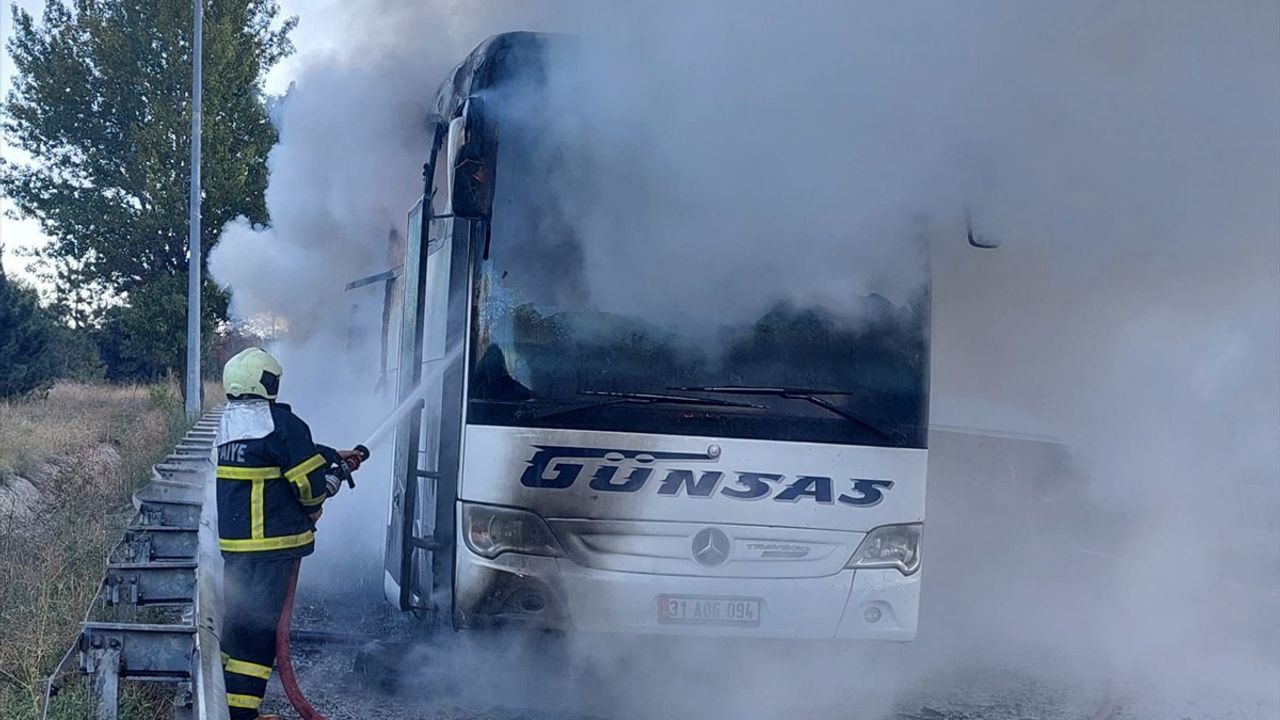 Adana'da Yangın: Seyir Halindeki Yolcu Otobüsü Alev Alev Yandı