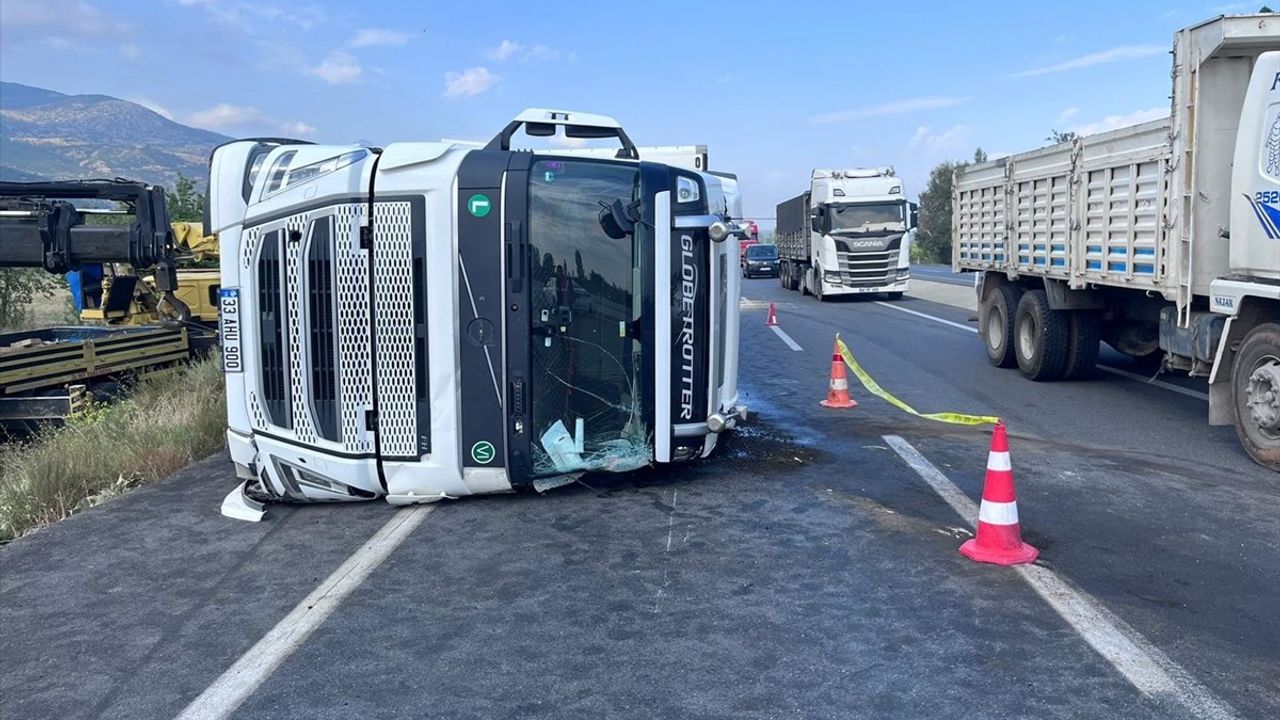 Afyonkarahisar'da Tır Devrildi: Sürücü Hayatını Kaybetti