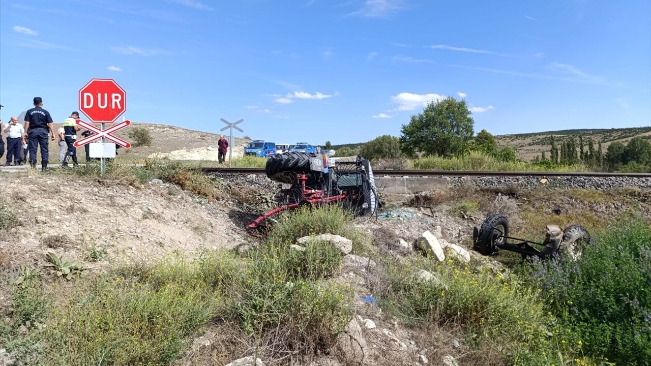 Afyonkarahisar'da Yolcu Treni Traktöre Çarptı