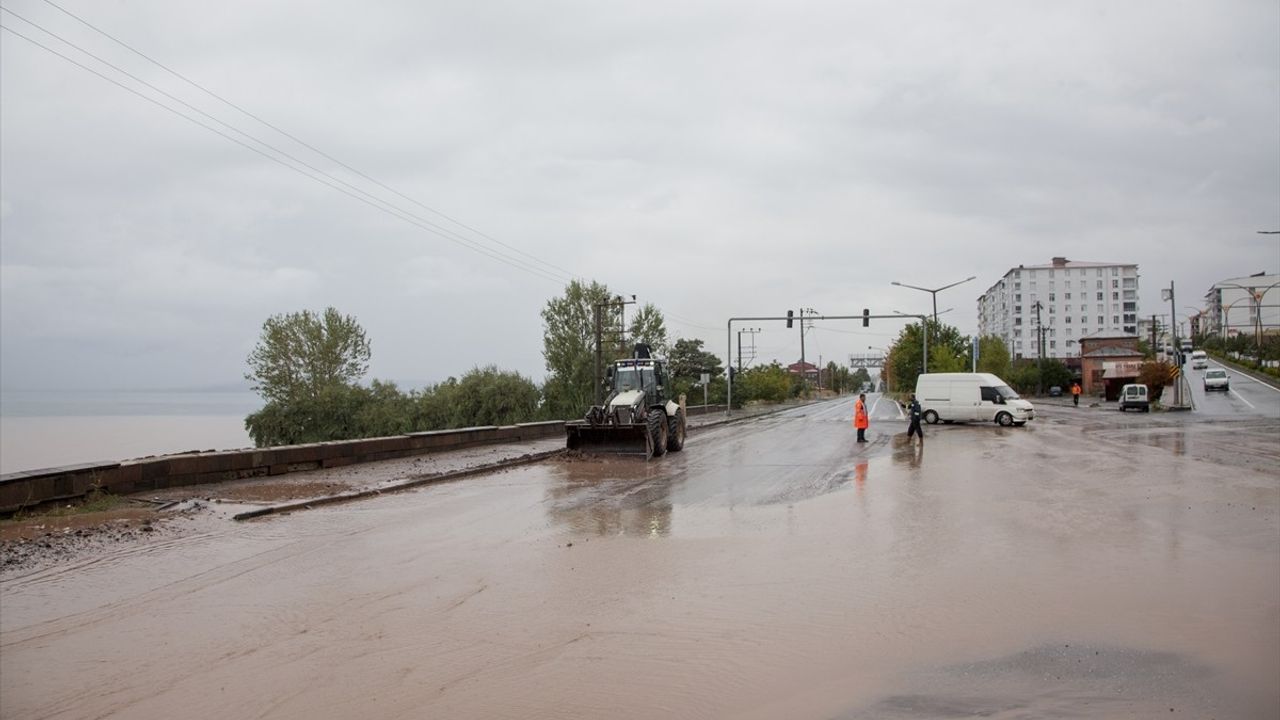 Ahlat’ta Şiddetli Sağanak Sel ve Taşkınlara Yol Açtı